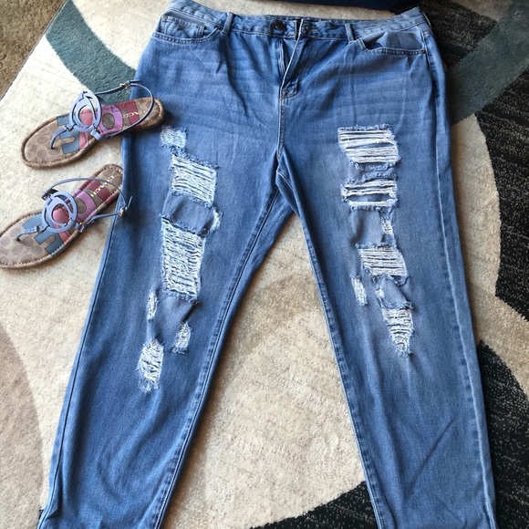 COPY - NWT-FOREVER21 PLUS DISTRESSED JEANS - Picture 3 of 12